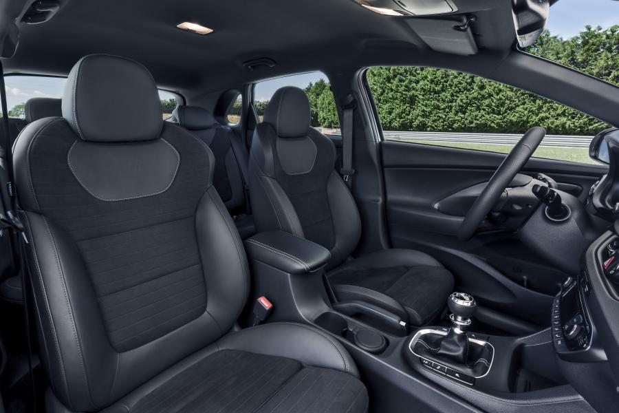Интерьер Hyundai i30 N 2017 года  (WW) (фото 40 из 47)